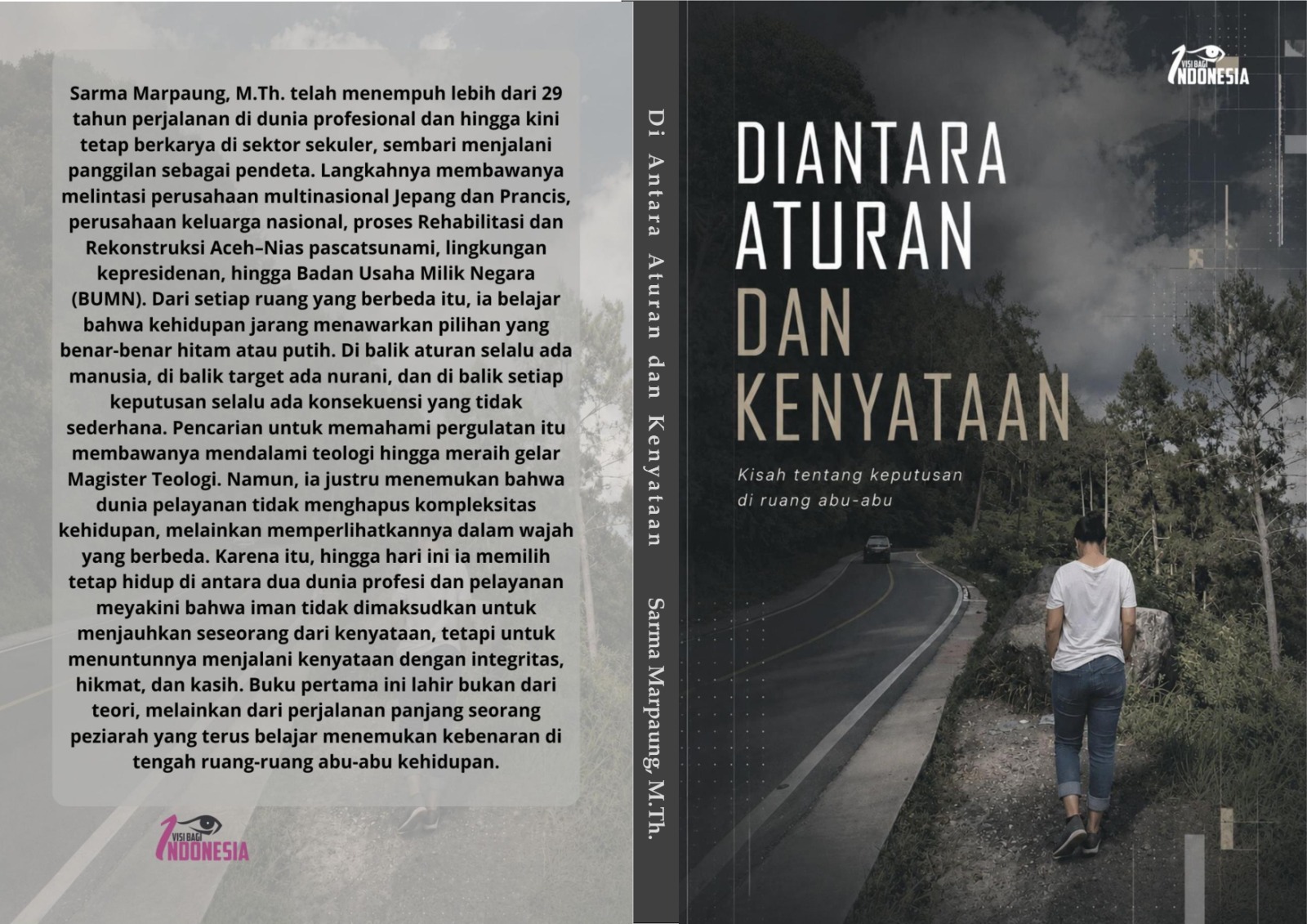 Di Antara Aturan dan Kenyataan: Kisah tentang Keputusan di Ruang Abu-Abu mengajak pembaca memasuki dunia kerja yang tidak selalu berjalan sesuai prosedur, tetapi juga tidak dapat dilepaskan dari tuntutan tanggung jawab moral. Melalui sudut pandang seorang tokoh yang awalnya datang untuk menjalankan tugas logistik, buku ini menampilkan perjalanan menghadapi lingkungan kerja sementara, sistem yang belum tertata, keterbatasan sumber daya, serta perubahan peran yang datang tanpa banyak pilihan.
Ketika ia terlibat dalam proses pengadaan, penetapan hasil, dan pembayaran, ia berhadapan dengan kenyataan bahwa keputusan yang benar secara administratif belum tentu diterima sebagai benar oleh semua pihak. Di tengah tekanan sosial, kepentingan lokal, dokumen yang tampak lengkap, kondisi lapangan yang berbeda, serta narasi yang dapat dibentuk ulang, ia harus menentukan sikap. Setiap pilihan membawa risiko: mengikuti aturan secara kaku dapat mengabaikan kenyataan, sementara mengikuti kenyataan dapat membuka pertanyaan tentang dasar dan pertanggungjawaban.
Buku ini tidak menawarkan jawaban sederhana tentang benar dan salah. Sebaliknya, pembaca diajak memahami "ruang abu-abu", yaitu situasi ketika data tidak lengkap, waktu terbatas, tekanan hadir secara halus, dan konsekuensi baru terlihat setelah keputusan diambil. Dengan gaya reflektif dan komunikatif, kisah ini menyoroti pentingnya ketelitian, keberanian, integritas, serta kemampuan membaca konteks yang tidak selalu tertulis.
Di Antara Aturan dan Kenyataan relevan bagi pemimpin, pekerja profesional, pengambil keputusan, dan siapa pun yang pernah berada dalam situasi sulit. Buku ini mengingatkan bahwa integritas bukan hanya tentang mematuhi prosedur, melainkan juga tentang menjaga arah, dasar, dan cara bertindak ketika tidak ada pilihan yang sepenuhnya ideal. Melalui pengalaman tersebut, pembaca didorong untuk menimbang keputusan secara jernih, manusiawi, dan dapat dipertanggungjawabkan dalam praktik sehari-hari.